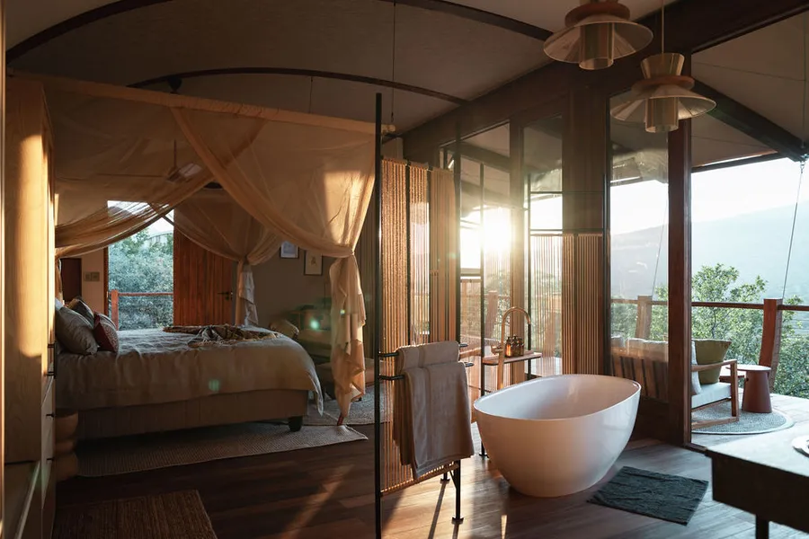 Few & Far Luvhondo Cliff Suite