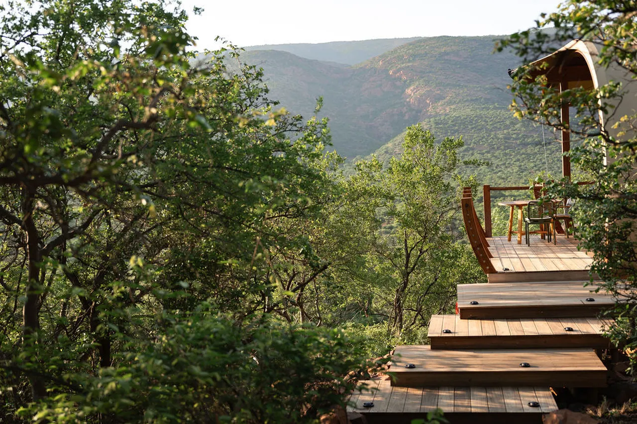 Steps to Cliff Suite